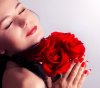 12588541-belle-femme-tenant-bouquet-de-roses-rouges-valentin-cadeau-romantique-rose-la-femme-s...jpg